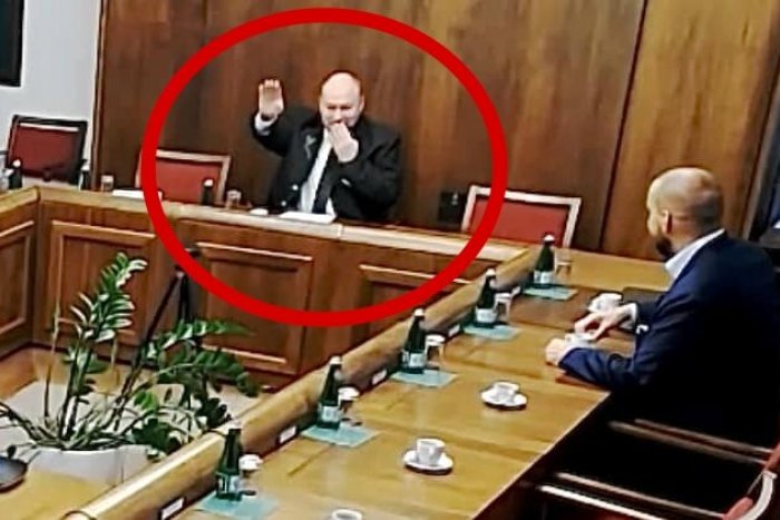 Ilustračný obrázok k článku Huliak sa postaral o poriadny prešľap! Nacistický pozdrav? Takto VYSVETĽUJE šokujúce gesto