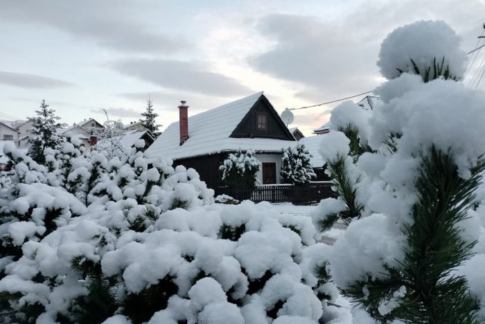 Ilustračný obrázok k článku Časť Slovenska v noci zasypal SNEH: Kde si ešte môžete cez víkend ZALYŽOVAŤ?