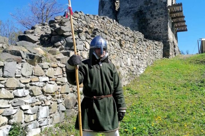 Ilustračný obrázok k článku Otvorenie turistickej sezóny na Šarišskom hrade začne NETRADIČNE: Čo sa na mieste chystá?