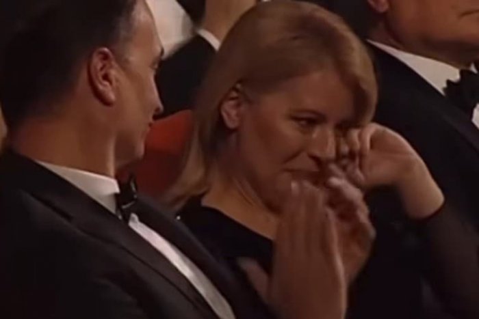 Ilustračný obrázok k článku Čo ju tak dojalo? Zuzana Čaputová v SLZÁCH v priamom prenose: Pani prezidentka, prepáčte!