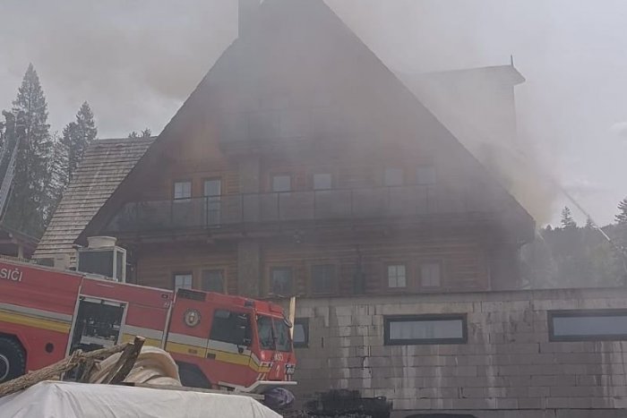 Ilustračný obrázok k článku Strechu známeho hotela pohltili PLAMENE! Na Kysuciach horí drevený Marlene