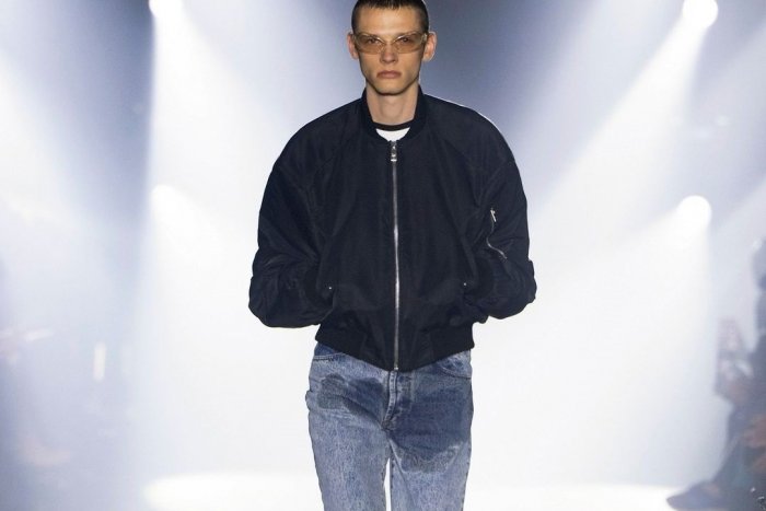 Ilustračný obrázok k článku Nová móda: Rifle s efektom POMOČENIA! Chytáte sa za hlavu? To ešte nepoznáte ich CENU