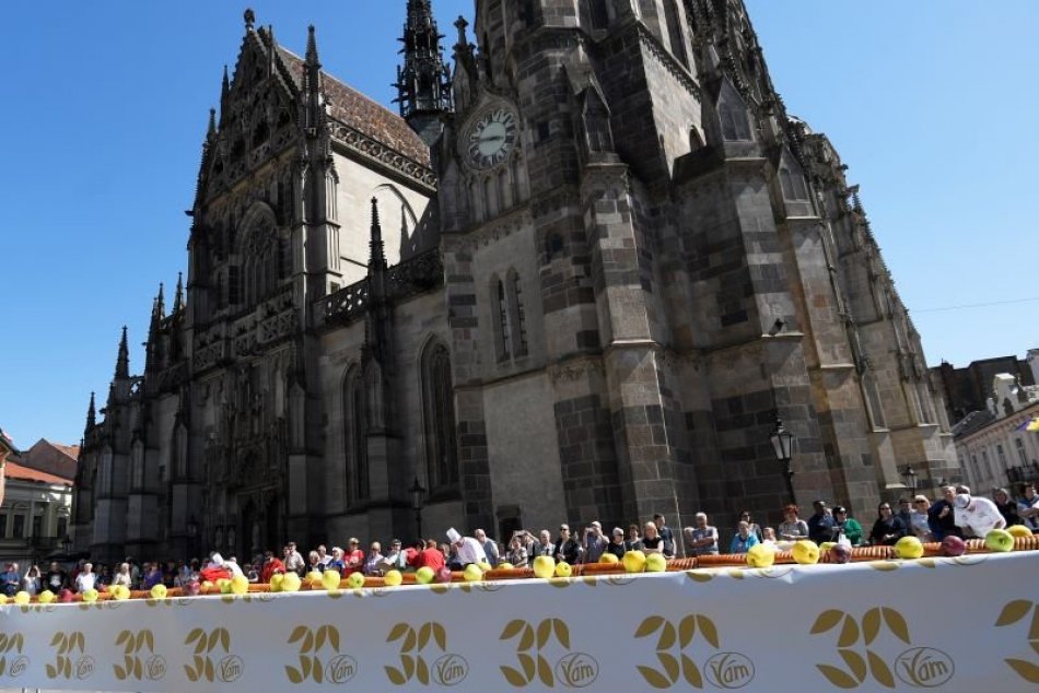 Ilustračný obrázok k článku RETRO spomienka Košičanov ožila: Po 90-metrovom makovníku sa len tak zaprášilo! FOTO