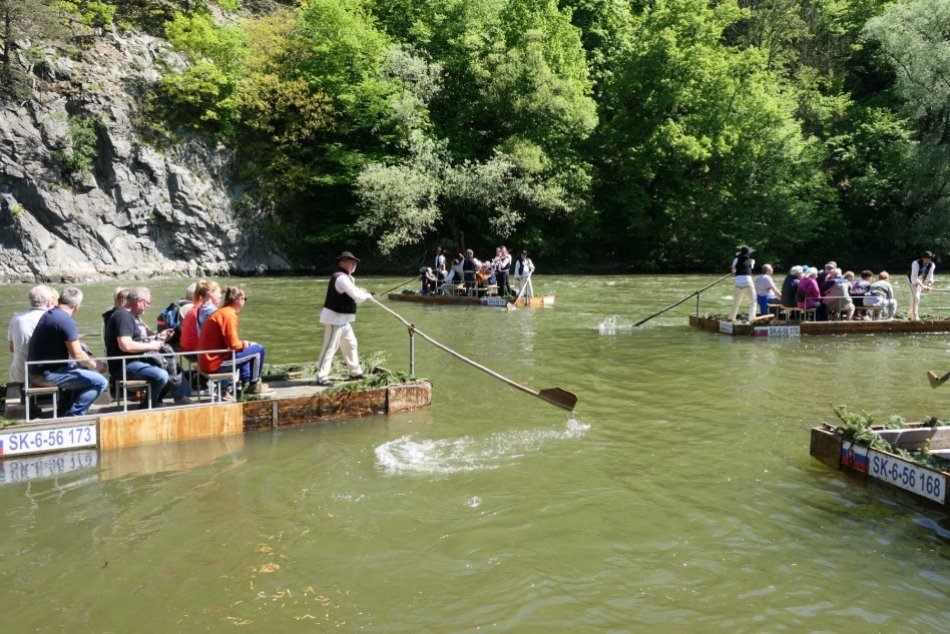 Ilustračný obrázok k článku Obľúbená ATRAKCIA opäť láka na vodu: PLTNÍCI otvorili sezónu na Váhu, FOTO