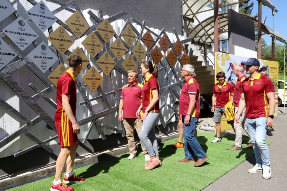 Ilustračný obrázok k článku Tóth i Vlhová sa dočkali POCTY: Olympijským medailistom odhalili novú pamätnú stenu, FOTO