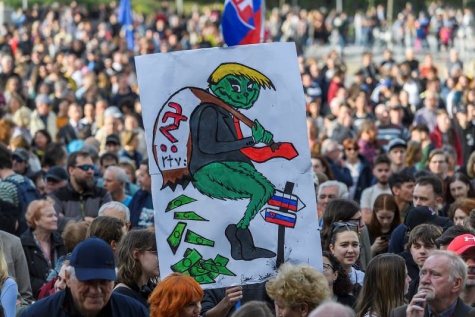 Ilustračný obrázok k článku Na proteste proti zásahom do RTVS a 2. dôchodkového piliera sa zišli TISÍCE ľudí