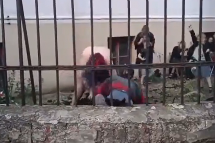 Ilustračný obrázok k článku KURIOZITA DŇA: NAHÁ učiteľka v Česku do rytmu rozhadzovala hlinu pred očami detí! VIDEO