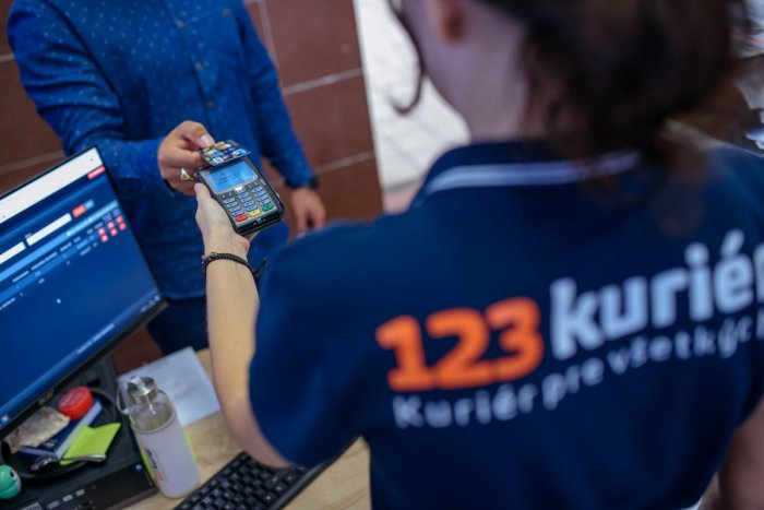 Ilustračný obrázok k článku Slováci prišli o PENIAZE, on sa ukrýval: Polícia zadržala majiteľa kuriérskej spoločnosti