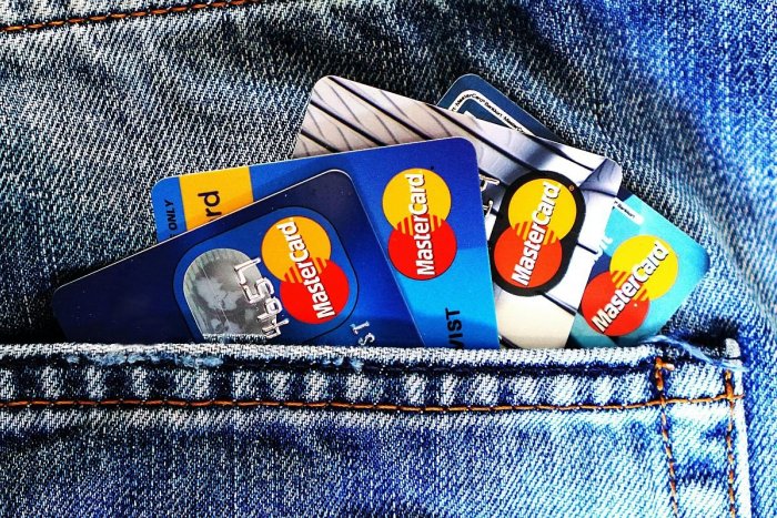 Ilustračný obrázok k článku Viete, čo je to červia diera? Podvodníci dokážu vybrať hotovosť aj BEZ vašej karty!