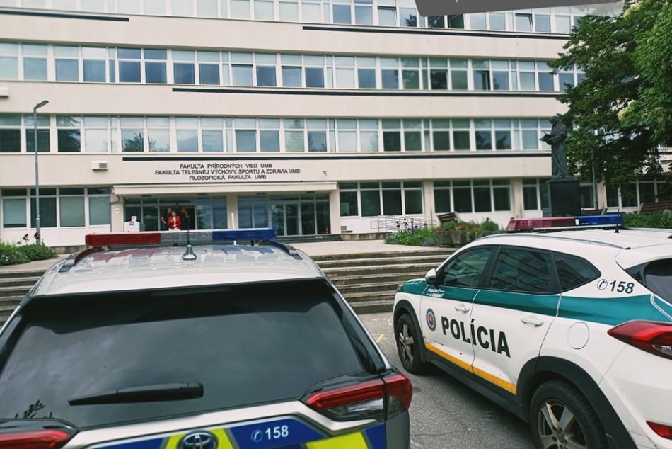 Ilustračný obrázok k článku Policajti prehovorili o hrozbe BOMBOVÝCH útokov: V kraji EVAKUOVALI desiatky škôl