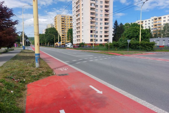 Ilustračný obrázok k článku Jazdili sme kolobežkou po NOVEJ krajnici na Sídlisku III: Na čo si dávať NAJVÄČŠÍ pozor?