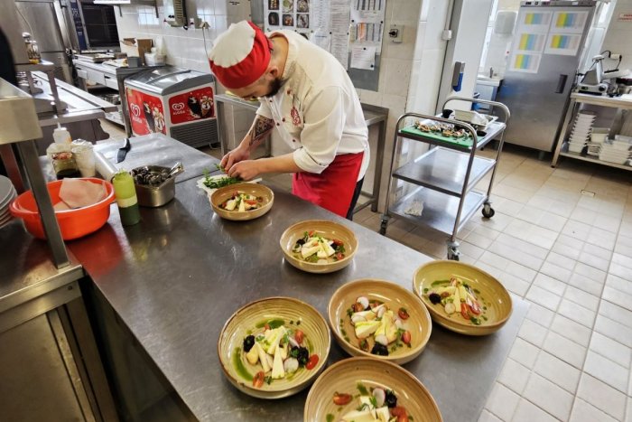 Ilustračný obrázok k článku Netradičná maturita v Prešovskom kraji: Žiaci ju zložili v hoteloch i obchodných reťazcoch