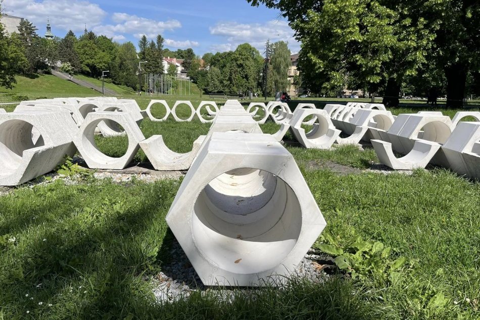 Ilustračný obrázok k článku HEXAGON naberá na kráse: Obnova LEGENDÁRNEHO ihriska finišuje, FOTO
