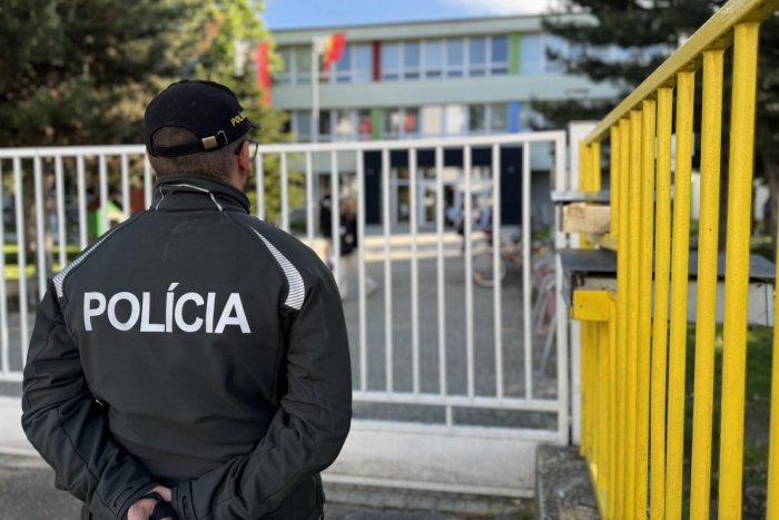 Ilustračný obrázok k článku Bezpečnostný analytik nešetrí KRITIKOU: V prípade bombových hrozieb školám vraj ZLYHAL štát