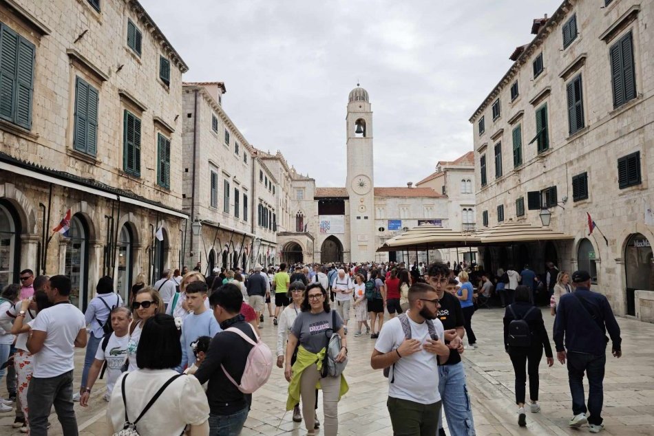 Ilustračný obrázok k článku V perle Jadranu je už teraz HLAVA na HLAVE! Mesto hlási MASOVÝ nápor turistov