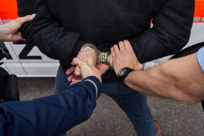 Ilustračný obrázok k článku NEUVERITEĽNÉ! Otec naviedol syna (14) a jeho kamaráta na OZBROJENÉ lúpeže