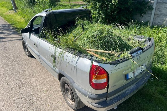 Ilustračný obrázok k článku Vodič na východe premenil svoje auto na pracovný pick-up: Nenašiel pochopenie u mužov zákona!