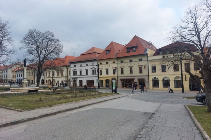 Ilustračný obrázok k článku Časť Námestia Majstra Pavla uzavreli, v meste platí osobitný dopravný režim