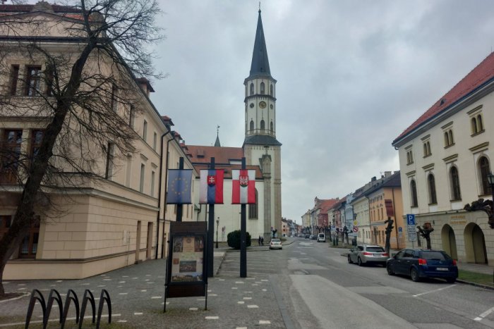 Ilustračný obrázok k článku V centre Levoče je to teraz inak: Po asfaltovaní sa zmenila organizácia parkovania, VIDEO