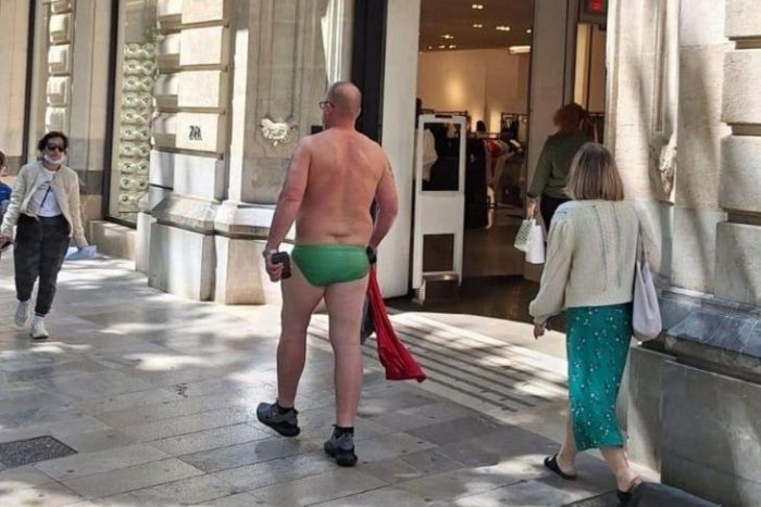 Ilustračný obrázok k článku Turista sa vybral do mesta iba v TESNÝCH zelených plavkách: Domáci idú ŠTRAJKOVAŤ!