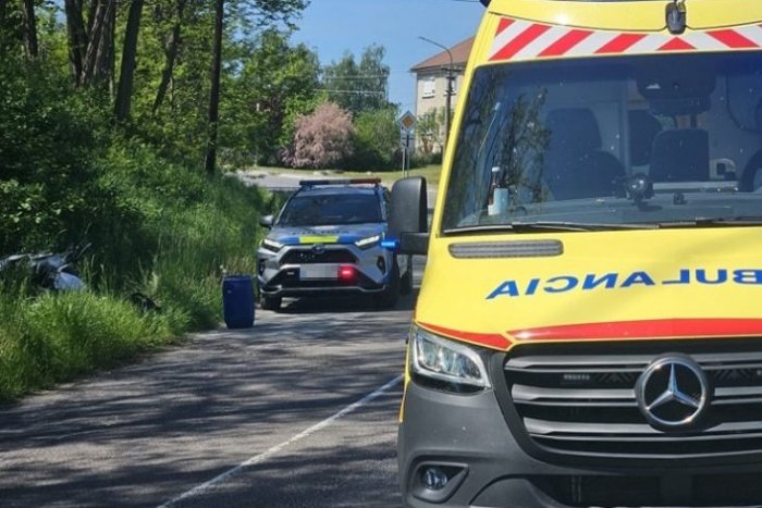 Ilustračný obrázok k článku Nehoda na Spiši: Mladú motorkárku vytiahli okoloidúci spod auta, začal boj o jej život!