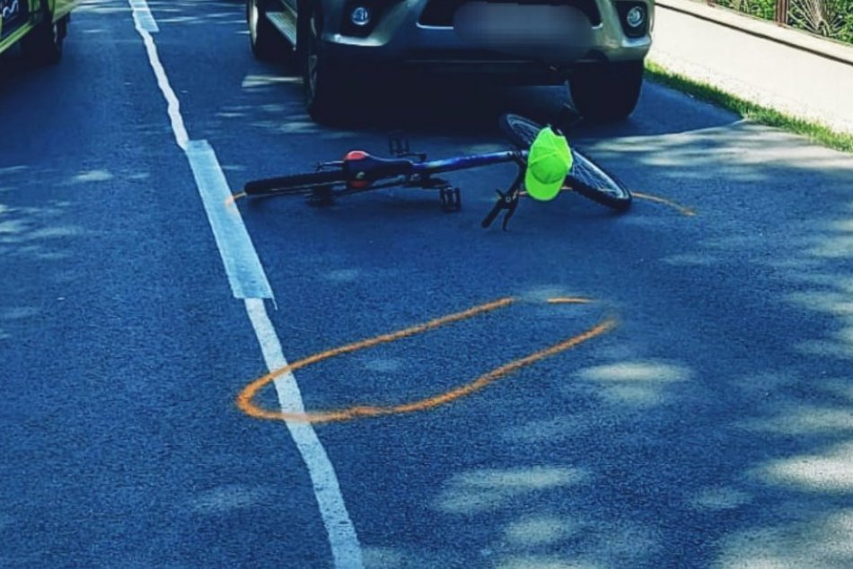 Ilustračný obrázok k článku HROZIVÝ pád cyklistky: Bicykel narazil do okoloidúceho auta, FOTO