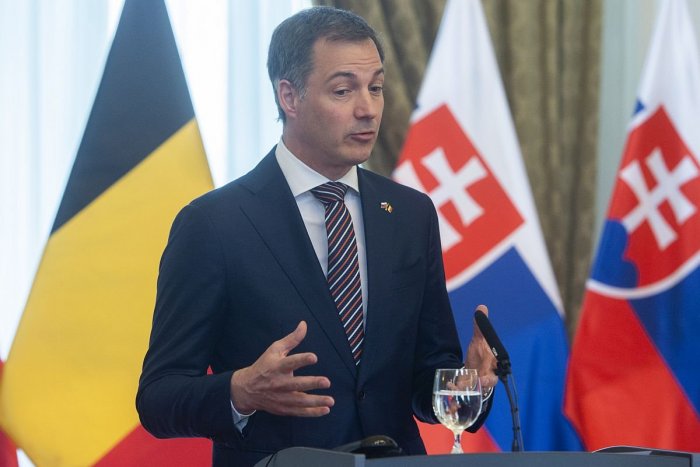 Ilustračný obrázok k článku ŠKANDÁL vo vysielaní rozhlasu: Moderátor vyzval na ODSTRÁNENIE belgického premiéra!