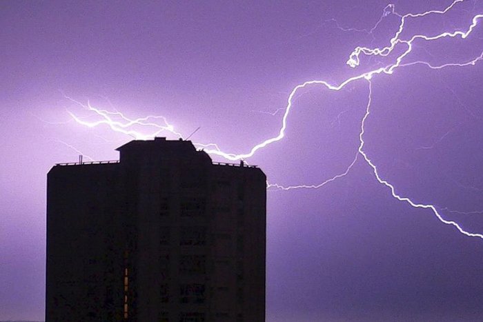 Ilustračný obrázok k článku Hromy a blesky nad Slovenskom: TIETO kraje v pondelok zasiahnu BÚRKY