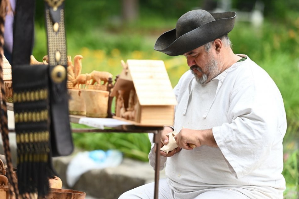 Ilustračný obrázok k článku Na Kúpeľnom ostrove sa zišli desiatky remeselníkov: Nechýbal krojovaný sprievod, FOTO