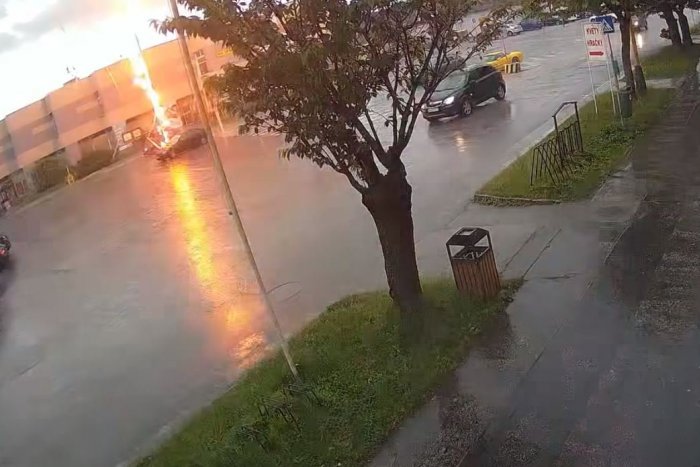 Ilustračný obrázok k článku Na námestí udrel BLESK: Zasiahol postavený máj, VIDEO