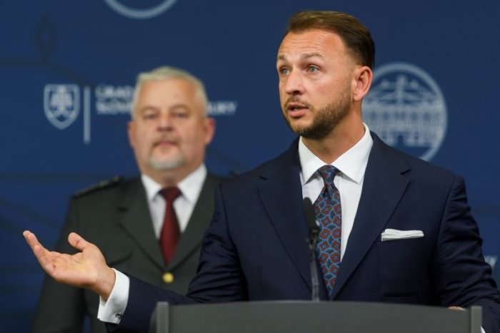 Ilustračný obrázok k článku Šutaj Eštok o PRIŤAHOVANÍ opaskov: Na šetrení sa budú podieľať tí, ktorí majú vyššie príjmy