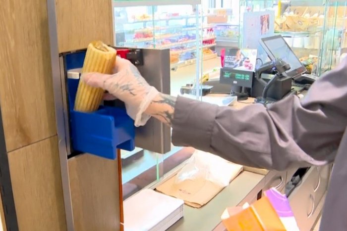 Ilustračný obrázok k článku Prejedol sa PÁRKOV V ROŽKU, vymyslel novinku: Plní ich SVIEČKOVOU a ľudia za tým šalejú