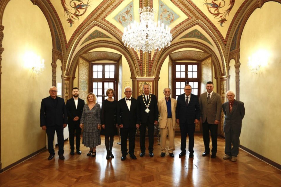 Ilustračný obrázok k článku Do KRONIKY Bystrice pribudlo 10 mien: Komu sa ušli prestížne CENY? FOTO