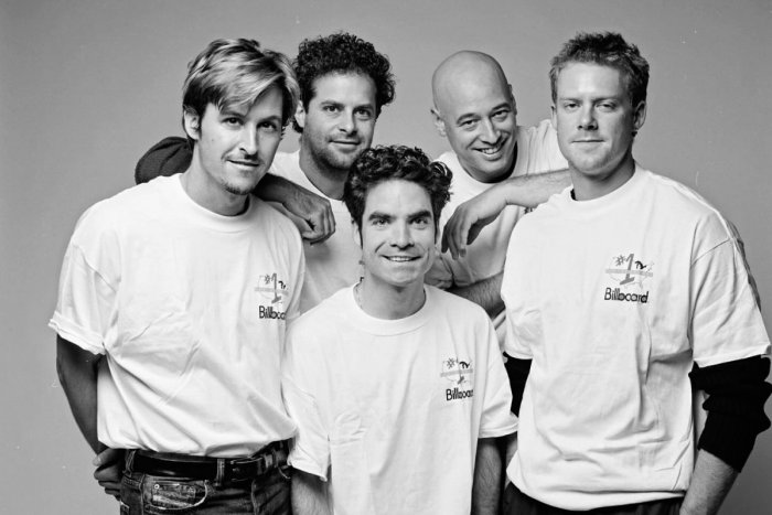 Ilustračný obrázok k článku TRAGICKÉ pošmyknutie v sprche: Zomrel zakladajúci člen kapely, ktorej HITY pozná každý