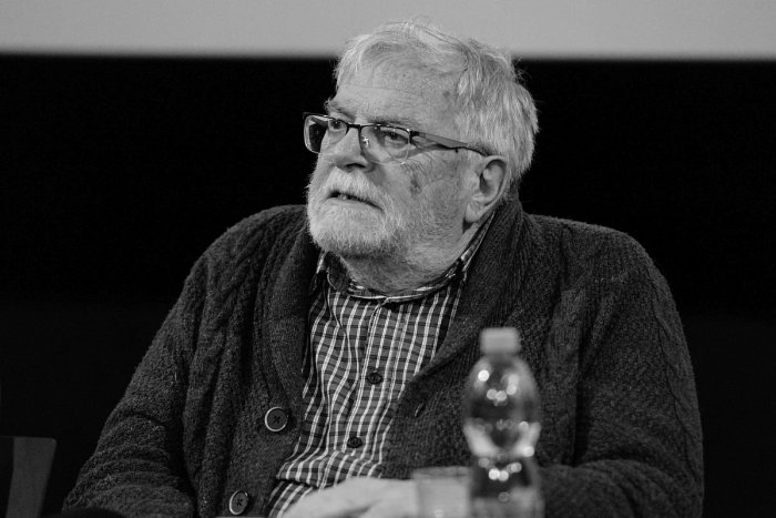 Ilustračný obrázok k článku Umelecký svet SMÚTI: Zomrel legendárny herec a režisér Jan Kačer