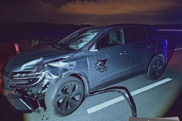 Ilustračný obrázok k článku Vodička predbiehala iné auto, ZRAZILA chodca na krajnici: Nemal šancu prežiť