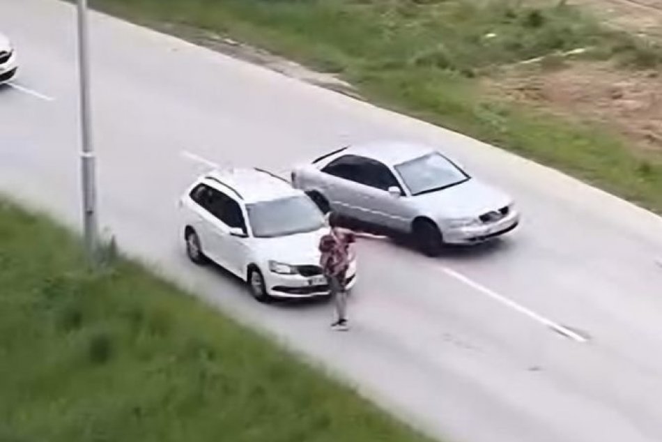 Ilustračný obrázok k článku Na ceste VYVÁDZAL opitý muž: Mal UDIERAŤ do áut a dostať sa aj do KONFLIKTU s vodičom