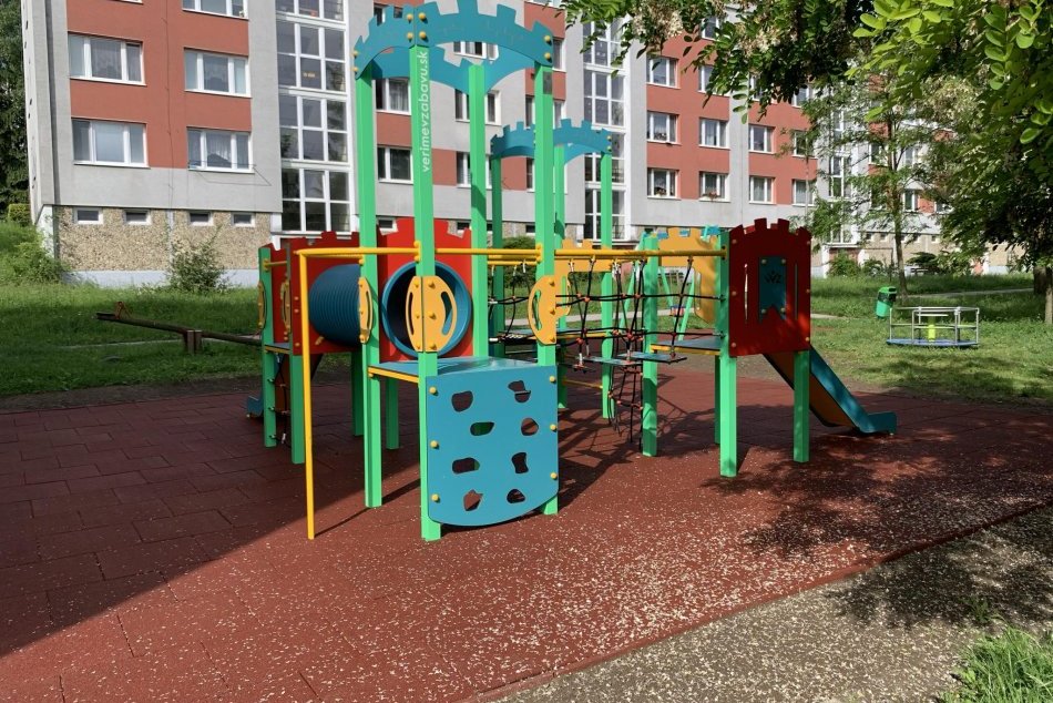 Ilustračný obrázok k článku Malých Bystričanov poteší VYNOVENÉ ihrisko: K herným prvkom pribudli dopadové plochy, FOTO