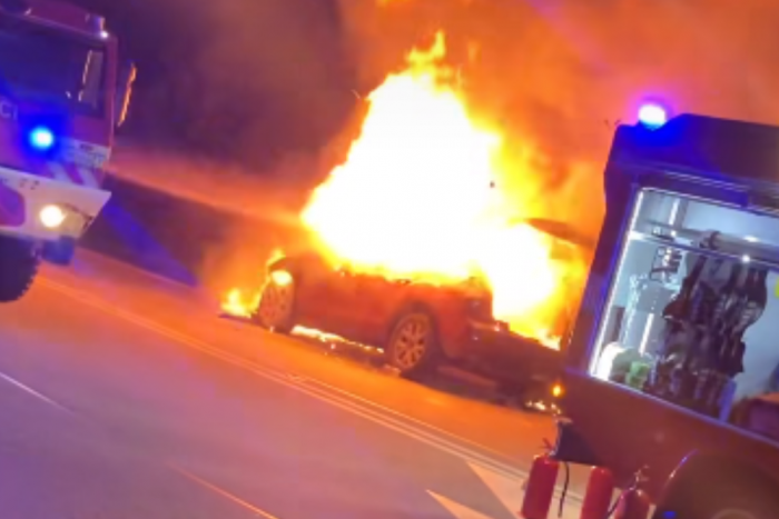 Ilustračný obrázok k článku Desivé zábery z Dargova: Z auta začali šľahať obrovské plamene!