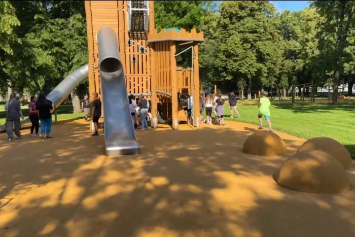 Ilustračný obrázok k článku Deti sa dočkali: Nové ihrisko v nitrianskom parku je OTVORENÉ, FOTO