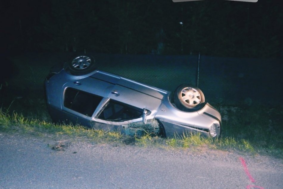 Ilustračný obrázok k článku OPITÝ vodič skončil s autom v priekope: Sám sa pri tom ZRANIL, FOTO