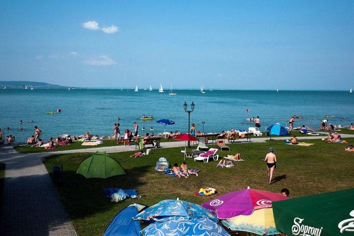 Ilustračný obrázok k článku Obrovská DRÁMA na jazere Balaton! ZACHRAŇOVALI tam dvoch Slovákov, boli totálne VYČERPANÍ