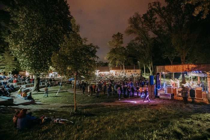 Ilustračný obrázok k článku Letné večery v Kamennom mlyne: Amfiteátrom bude opäť znieť country!