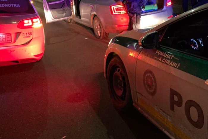 Ilustračný obrázok k článku Zdrogovaný muž sedel v noci pred vchodom do budovy: Zadržali ho policajti