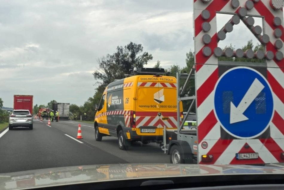 Ilustračný obrázok k článku HROZIVÁ nehoda na juhu Slovenska: Na mieste zrážky KAMIÓNA s autom sú ZRANENÍ