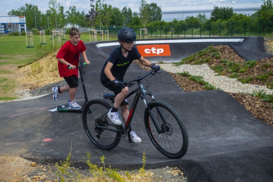Ilustračný obrázok k článku Pumptracková dráha aj workoutové ihrisko: V Devínskej Novej Vsi otvorili nový areál, FOTO