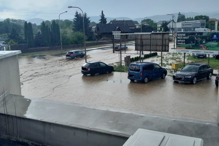 Ilustračný obrázok k článku Čo dokáže prudký lejak: Fotografie cesty vo Vranove nad Topľou hovoria za všetko, FOTO