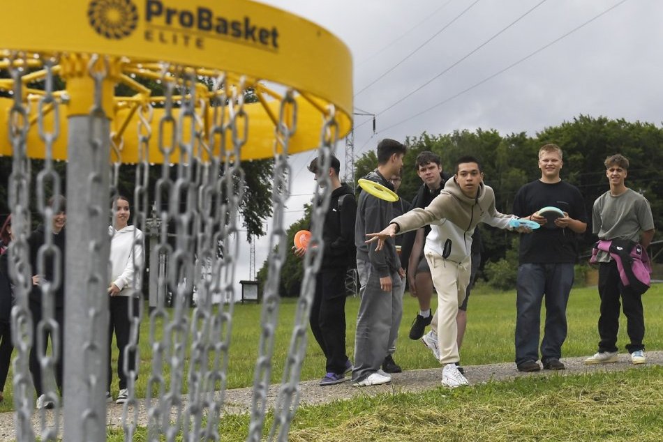 Ilustračný obrázok k článku Hra, ktorá je dnes rozšírená po celom svete. Na Jahodnej otvorili DISCGOLFOVÉ ihrisko, FOTO