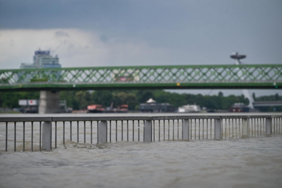 Ilustračný obrázok k článku Dunaj stále stúpa: V Bratislave bol ráno PREKROČENÝ prvý stupeň povodňovej aktivity