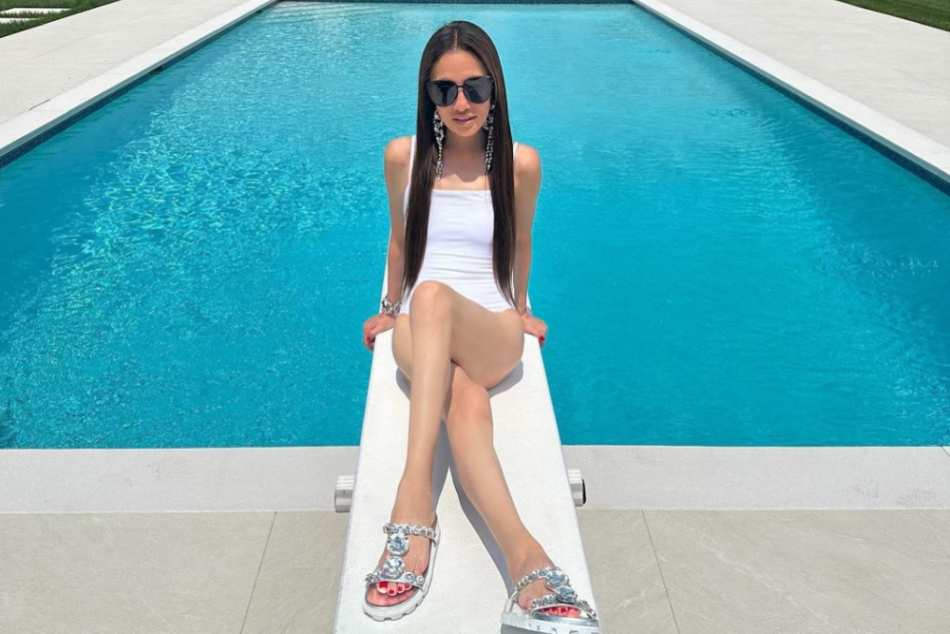 Ilustračný obrázok k článku Večne mladá alebo umenie Photoshopu? Táto módna návrhárka má 74 rokov!